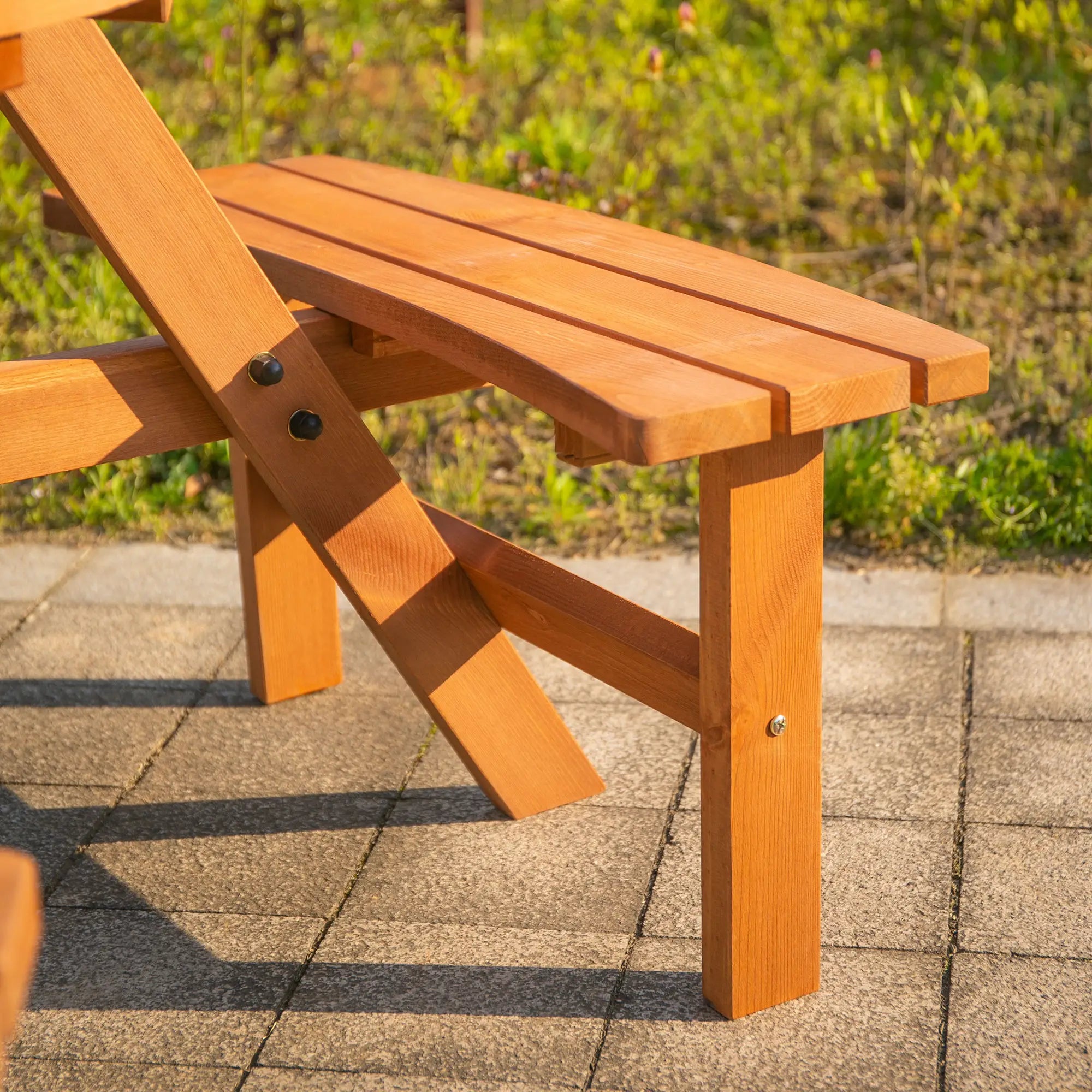 6 Seater Wooden Picnic Table and Garden Benches Set, Round Garden Dining Set with 3 Benches and Umbrella Hole Outdoor Garden Park, Brownish Red