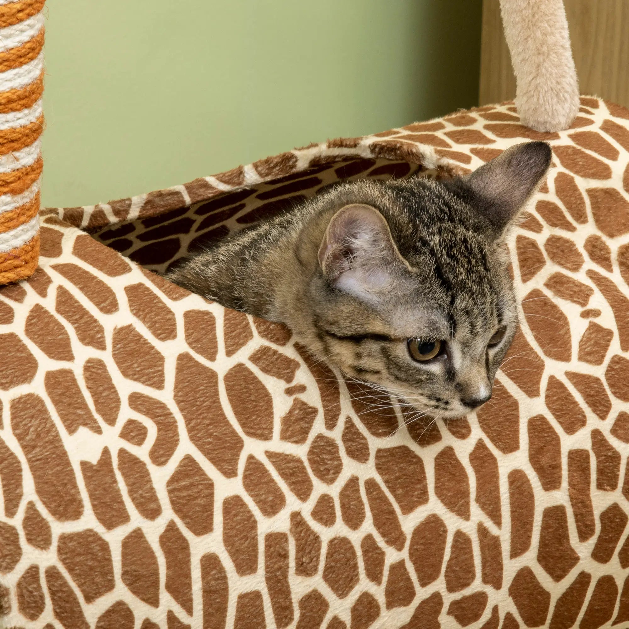 Giraffe-Designed Cat Tree, with Scratching Posts, Cat Tunnel, Toy Ball - Beige